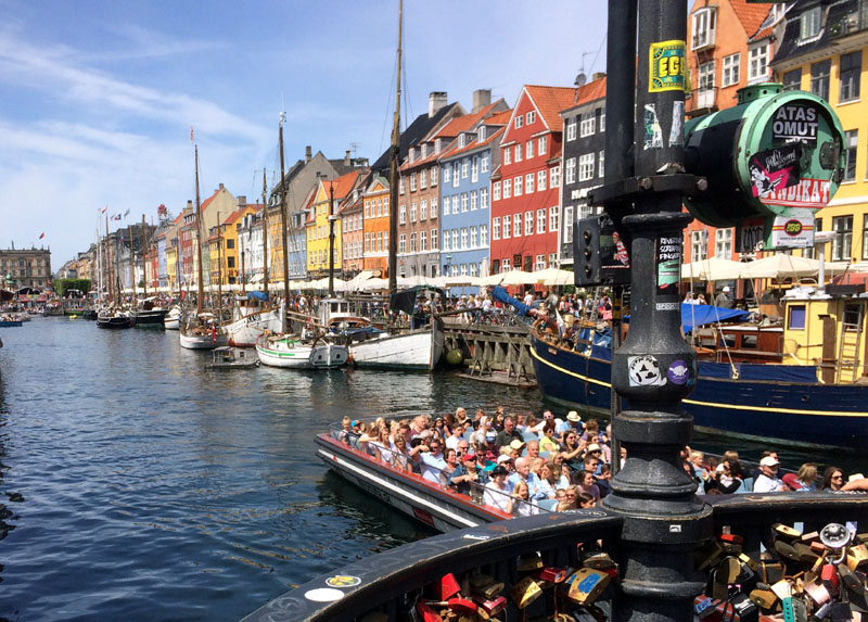 Der Hafen für historische Schiffe in Kopenhagen mit Restaurantmeile