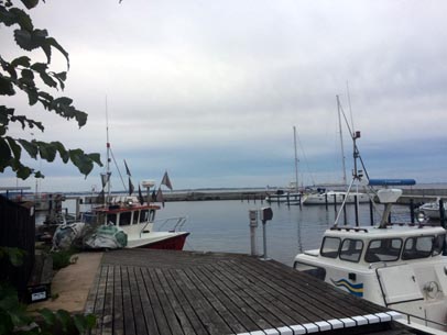 Nur zwei Gastschiffe im Hafen von Bäckvikken