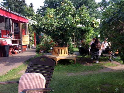 Ein reizendes Gartencafé in Krummin