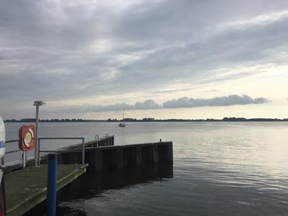 Blick vom Glewitzer Fähranleger zum Strelasund